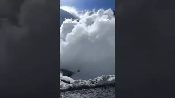 Une impressionnante avalanche s'abat sur un chantier en Inde