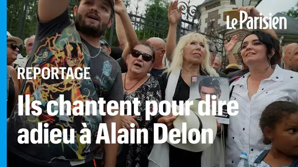 Obsèques d’Alain Delon à Douchy : « J’ai fait 400 km pour lui déposer des fleurs »