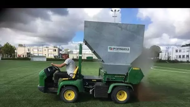 A Guichen en Bretagne, un terrain de foot synthétique à base de noyaux d'olives