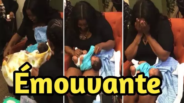 Cette femme reçoit la surprise de sa vie quand elle enlève le vêtement de son bébé
