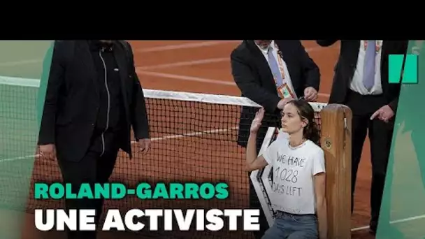 Roland-Garros: une femme s'attache au filet durant la demi-finale Cilic-Ruud