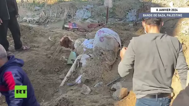 Les habitants nettoient un cimetière après l'exhumation de 1 100 corps par les forces israéliennes