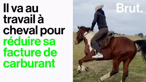 Louis, 21 ans, a décidé d'aller au travail à cheval