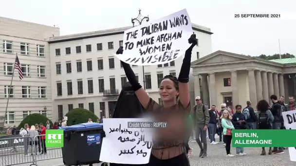 Allemagne : des Femen ôtent leur burqa à Berlin en soutien aux femmes afghanes