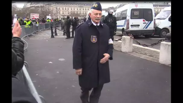 Un « gardien de la flamme » fait face aux Gilets jaunes