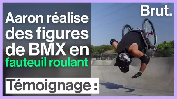 Aaron réalise des figures de BMX en fauteuil roulant