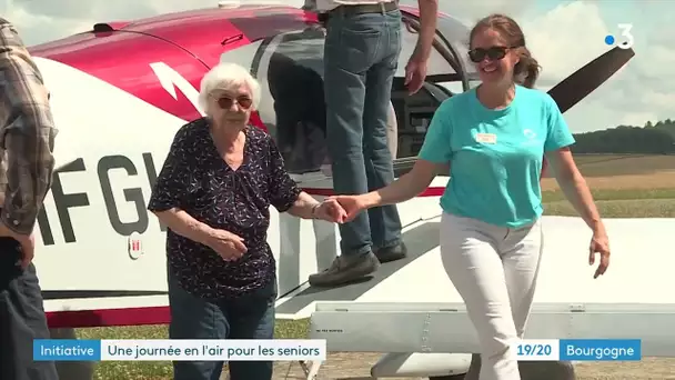 Des seniors réalisent leur baptême de l'air à l'aérodrome de Pont-sur-Yonne