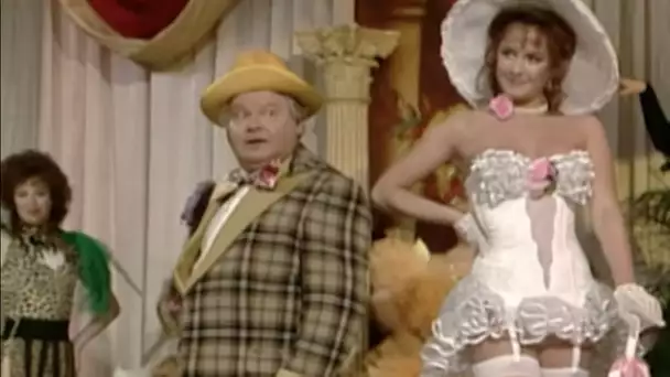 Benny Hill - Les plus belles filles du monde chantent pour vous