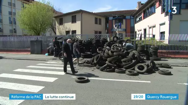 En Aveyron les agriculteurs déposent des pneus devant les centres des impôts contre la PAC
