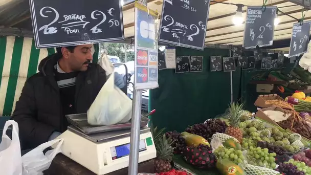 Coronavirus : primeurs et volaillers... sur les marchés de Paris, la vie au rythme du confinement