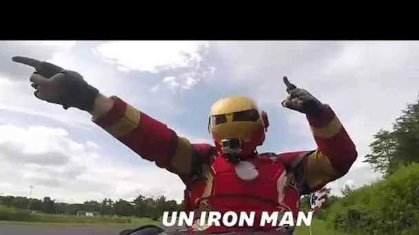 Déguisé en Iron Man, il offre des cadeaux aux passants et c'est tout