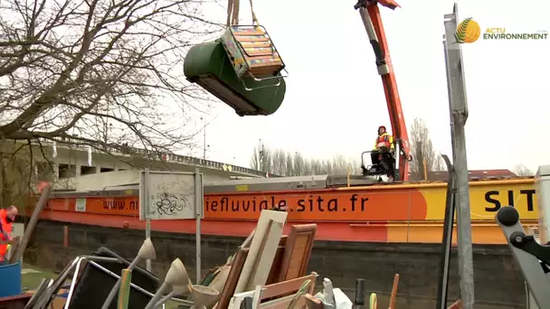 Inondations : les déchets des iliens du Val-de-Marne évacués par bateau