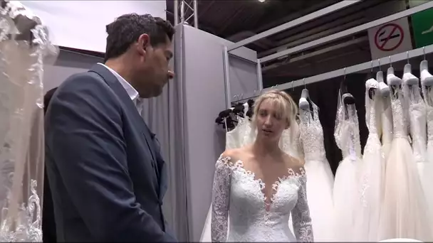 Elle cherche sa robe de mariée... et va rendre fou le vendeur !