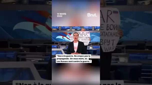 Un journal télévisé russe interrompu avec une pancarte critiquant la guerre en Ukraine