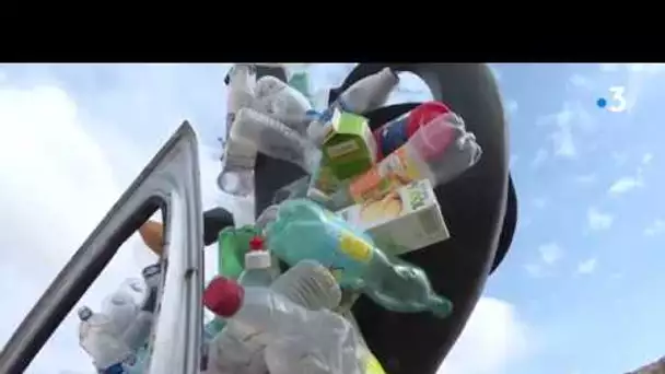 Un marseillais transforme les déchets ramassés sur la plage en sculpture