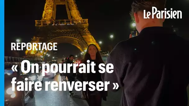 Pour une photo devant la tour Eiffel, ces touristes prennent tous les risques
