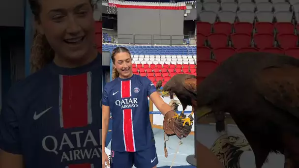 Une drôle de rencontre lors de notre 𝐦𝐞𝐝𝐢𝐚 𝐝𝐚𝐲 au Parc des Princes ! 😅🦅