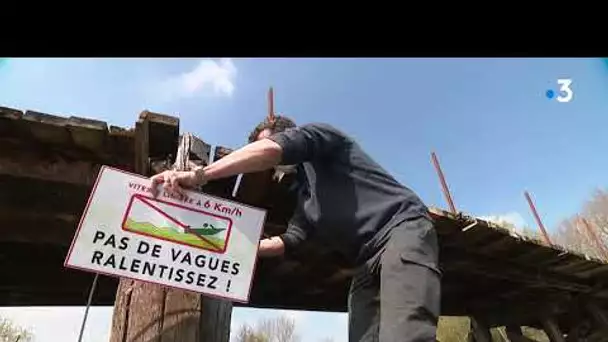 Pose de panneaux de signalisation dans le marais de Saint-Omer.