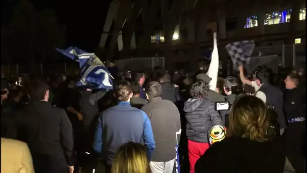 Les supporters du SCB devant Armand Cesari pour fêter l'accession du club en L2