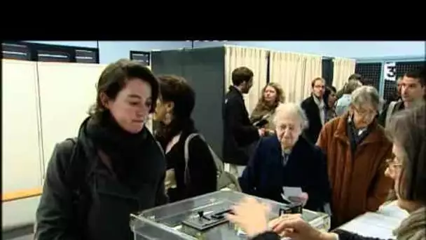Rennes: ambiance dans un bureau de vote