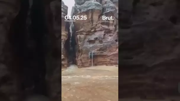 Des torrents d'eau déferlent sur le site historique de Pétra en Jordanie.