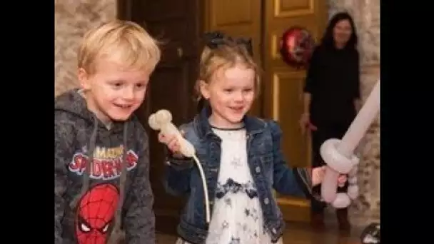 Charlene de Monaco  Jacques et Gabriella trop mignons en train de nager avec des dauphins !