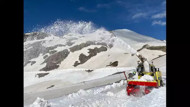 Hautes-Alpes, opération de déneigement du col du Galibier