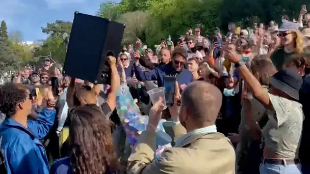 Des centaines de personnes se réunissent dans un parc à Paris pour faire la fête