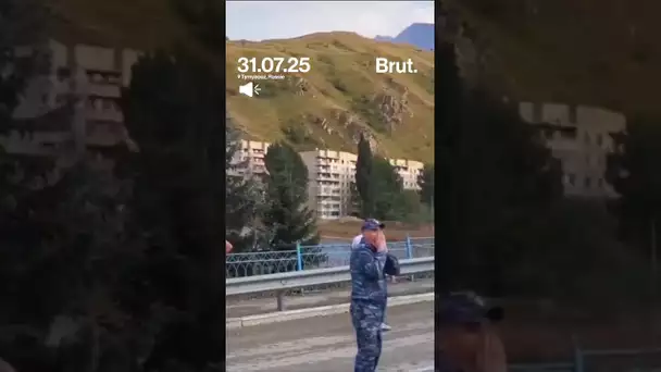 Une puissante coulée de boue a déferlé sur la ville de Tyrnyaouz en Russie.