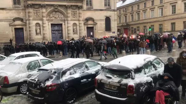 Les identitaires organisent une marche aux flambeaux à Paris