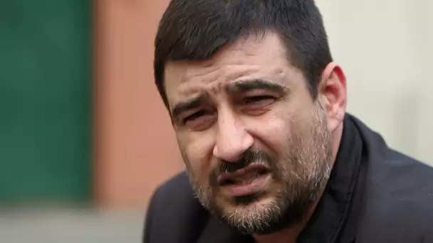 En rentrant en prison, il met tout le monde à genoux