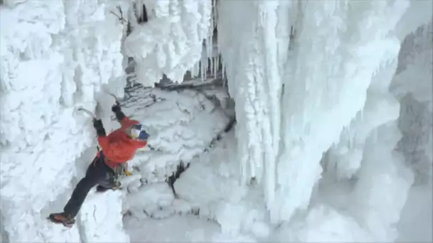 Un homme escalade les chutes du Niagara gelées par le froid
