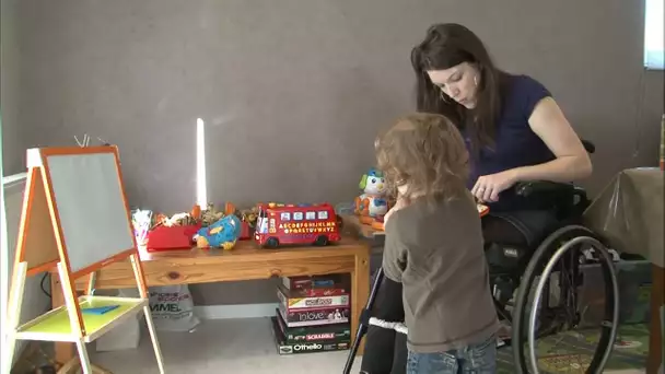 Elle attend son bébé dans un fauteuil roulant