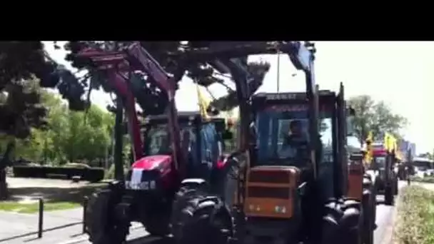 Manif anti-aéroport : les tracteurs entrent dans la ville