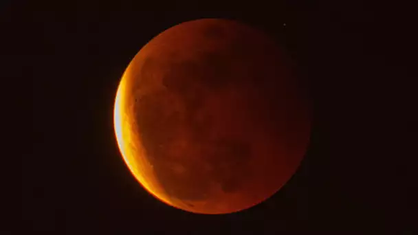 L'éclipse d'une Super Lune au-dessus du Pacifique
