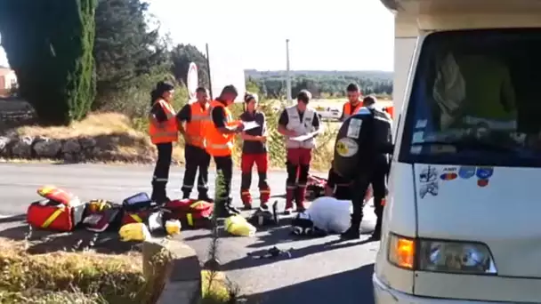 Le motard a rencontré le camping-car de plein fouet