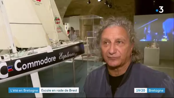 Didier Ragot, marin du trophée Jules Verne, visite l'exposition du musée de la Marine à Brest