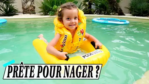 JESSY APPREND A NAGER DANS LA PISCINE