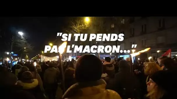 À la retraite aux flambeaux, des chants évoquent la décapitation de Macron