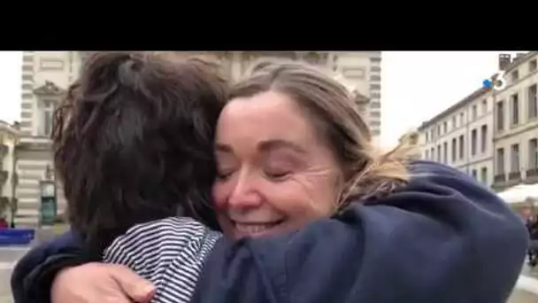 Séance de câlins gratuits sur la place de la Comédie à Montpellier
