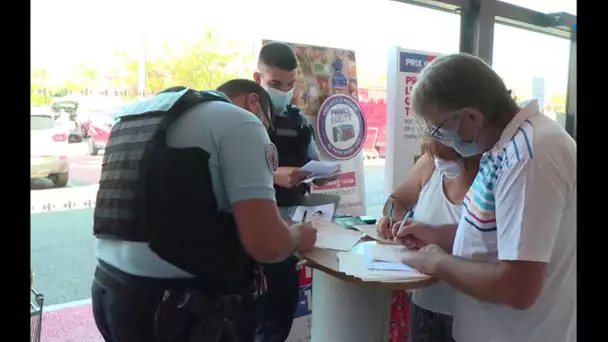 Frouzins (31) : les gendarmes remplissent des procurations au centre commercial
