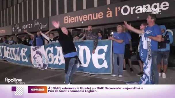 Devant le Vélodrome, les supporters de l'OM rendent hommage à Bernard Tapie