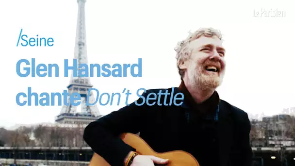 Glen Hansard chante «Don&#039;t Settle» sur le pont de Bir-Hakeim