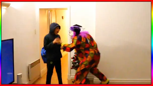 JE ME DÉGUISE EN CLOWN ET JE FAIS PEUR A MOMO !!! IL CRIE COMME UNE FILLE ...
