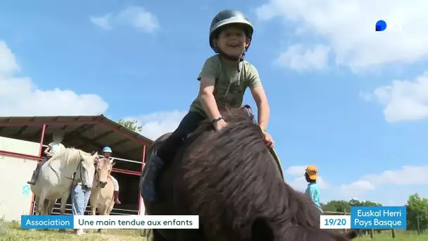 Pays basque : à Lichos, l'association Le Cheval Bleu tend la main à des enfants en difficulté