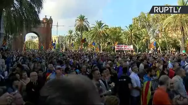 Des Barcelonais attendent le discours du président catalan Carles Puigdemont