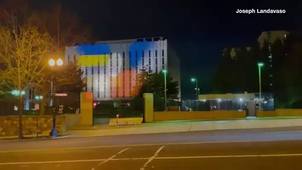 Le drapeau ukrainien projeté sur l'ambassade de Russie à Washington