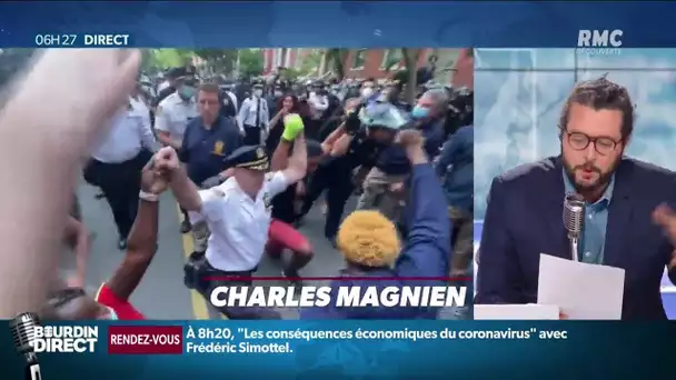 Un chef (blanc) de la police de New-York pose un genou a terre devant les manifestants