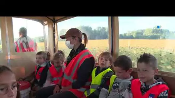 A Bouillé-Courdault, en Vendée, des enfants vont à l'école en calèche.