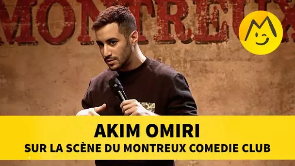 Akim Omiri sur la scène du Montreux Comédie Club